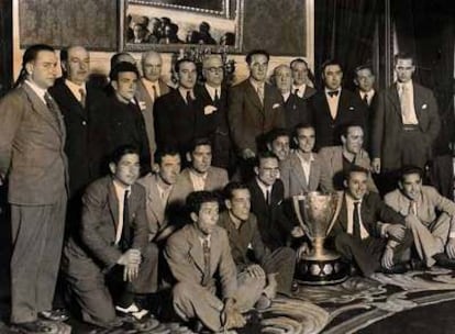 El equipo del Betis Balompié con la Liga de 1935. O'Connell es el quinto por la izquierda de pie, justo debajo del espejo.