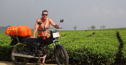 Baltasar Montaño, con la moto que compró para recorrer Vietnam. En la imagen, junto a un campo de té.