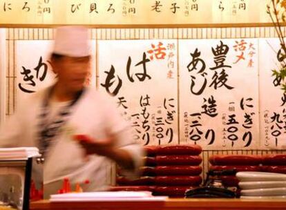 Un chef en la barra del restaurante Ganko Sushi.