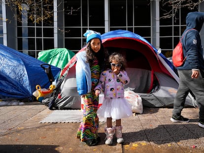 Niñas migrantes en un campamento cerca de una estación de policía en Chicago, el 1 de noviembre de 2023.