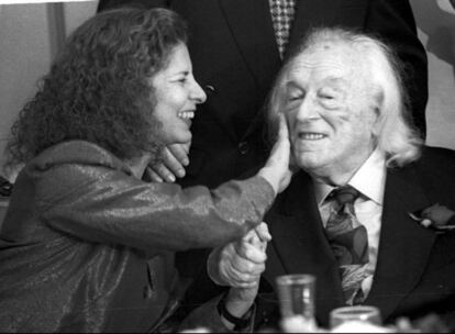 Alborch con Alberti en la celebración de su 93 cumpleaños en El Puerto de Santa María (Cádiz), el 17 de diciembre de 1995.