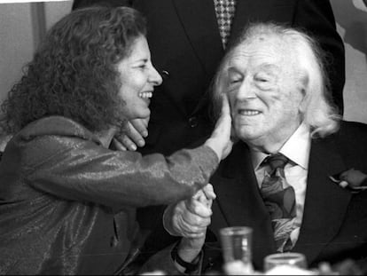 Alborch con Alberti en la celebración de su 93 cumpleaños en El Puerto de Santa María (Cádiz), el 17 de diciembre de 1995.