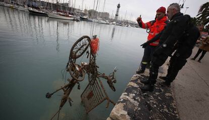 Los bomberos recuperan varias bicicletas del fondo marino