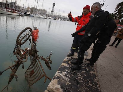 Los bomberos recuperan varias bicicletas del fondo marino