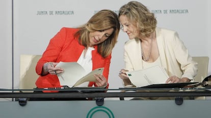 Susana Díaz y Flora Pérez, este jueves en Sevilla.