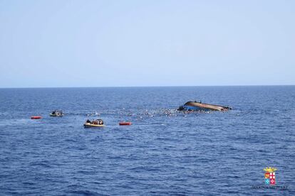 Los inmigrantes son rescatados por la marina de guerra italiana frente a la costa de Libia.