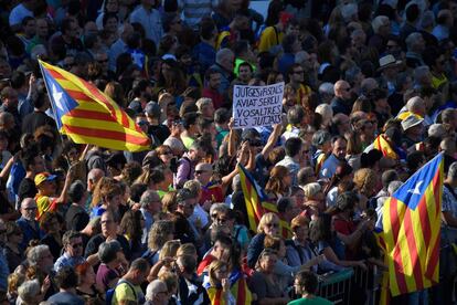 Los participantes en la marcha portan banderas esteladas a favor de la independencia.