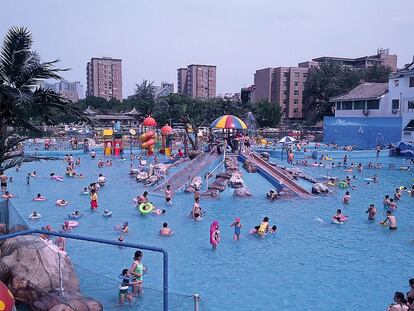 Pekín. La piscina de Tuanjiehu, en el centro, es el destino de muchas familias el fin de semana.