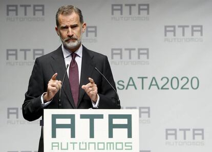 MADRID, 13/10/2020.- El rey Felipe VI durante la entrega de la 19ª edición de los Premios Autónomo del Año, otorgados por la Federación Nacional de Trabajadores Autónomos-ATA, este martes en el auditorio de CaixaForum, Madrid.