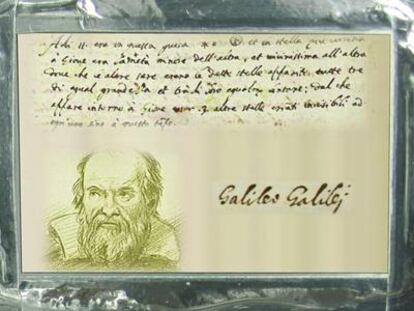 Placa que lleva la nave espacial <i>Juno</i> en honor de Galileo Galilei, descubridor, en 1610, de cuatro lunas en órbita de Júpiter. La placa de aluminio, aportada por la Agencia Italiana del Espacio (ASI), mide siete por cinco centímetros y pesa seis gramos; reproduce el autorretrato de Galileo y un extracto de sus notas sobre las observaciones del planeta gigante.