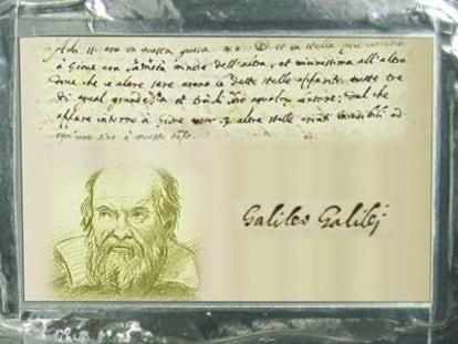 Placa que lleva la nave espacial 'Juno' en honor de Galileo Galilei.