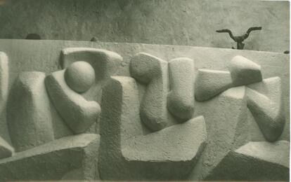 El escultor Eduardo Chillida (1924-2002) fue portero de la Real Sociedad en la temporada 1942-43. Tras lesionarse abandonó su carrera deportiva. El club le encargó un mural para colocarlo en el antiguo estadio de Atocha. Lo realizó en París pero no se instaló porque se rompió antes de llegar a San Sebastián.