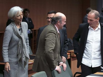 El ministro de Econom&iacute;a espa&ntilde;ol Luis de Guindos y el griego Yanis Varoufakis.