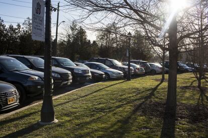 Una fila de coches de gama alta aparcados frente a la estación de tren de Chappaqua, a una hora de la ciudad de Nueva York, a donde muchos vecinos se desplazan a trabajar cada día. Los ingresos familiares medios superan los 100.000 dólares anuales, el doble que la media nacional.