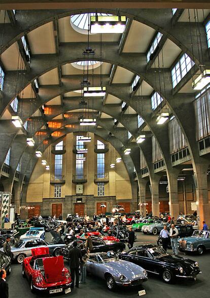 El interior del Lawrence Hall, una de las salas de conferencias del Royal Horticultural Hall londinense, se ha vestido en dos ocasiones como el aeropuerto de Berlín en tiempos de la Alemania nazi: en <i>Indiana Jones y la última cruzada</i> (1989) y en el <i>remake</i> de <i>El Santo</i> de 1997. Espacio polivalente -acoge desde exposiciones a espectáculos de danza y teatro o conciertos de música clásica -, su arquitectura <i>art déco</i>, con un bóveda imponente, ha sido premiada por el Royal Institute of British Architects. <a href="http://www.horticultural-halls.co.uk/" rel="nofollow" target="_blank">www.horticultural-halls.co.uk</a>