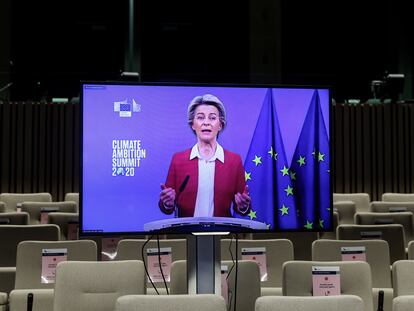 La presidenta de la Comisión Europea, Ursula von der Leyen, durante su intervención desde Bruselas en la cumbre de este sábado.