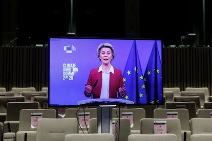 La presidenta de la Comisión Europea, Ursula von der Leyen, durante su intervención desde Bruselas en la cumbre de este sábado.