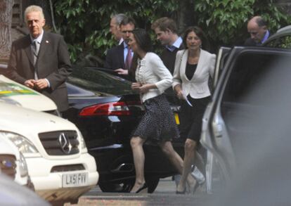 Catalina Middleton, la prometida del príncipe Guillermo, sale de la abadía de Westminster junto a su madre Carole y el príncipe Enrique tras uno de los últimos ensayos de la boda.