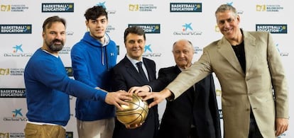 &Aacute;ngel Sanz, director de Basketball is Education; Edgar Vicedo, jugador de Movistar Estudiantes; Xavier Bertol&iacute;n, director de acci&oacute;n comercial y educativa de la Fundaci&oacute;n Bancaria La Caixa; Alberto L&oacute;pez, presidente de la Fundaci&oacute;n Baloncesto Colegial, y el exjugador Joe Arlauckas, en la presentaci&oacute;n del programa Basketball is Education. 