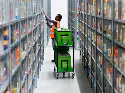 Un empleado de Amazon prepara un pedido en los almacenes de la compañía en Berlín (Alemania).