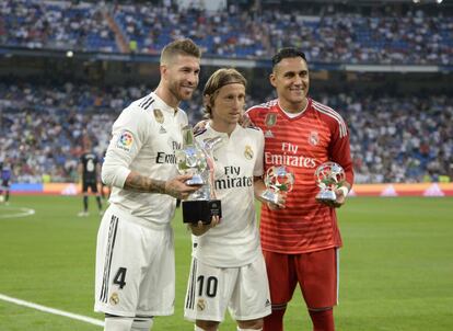 Sergio Ramos, Modric y Navas, posan con sus trofeos otorgados por la UEFA.