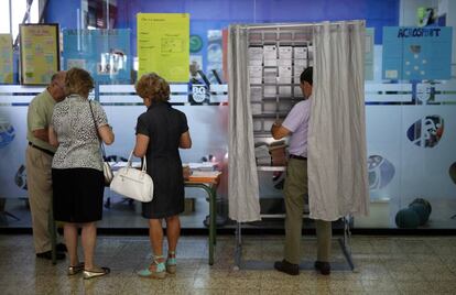 Ambiente electoral en el Instituto Beatriz Galindo de Madrid. El PP aguanta el tirón pese a los últimos escándalos, como el de las grabaciones al ministro del Interior, Jorge Fernández Díaz, posiblemente beneficiado por el temor que ha podido provocar el Brexit —la marcha del Reino Unido de la UE— en el electorado más indeciso.