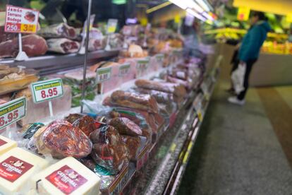 Mostrador de un puesto de alimentación en un mercado de Madrid.