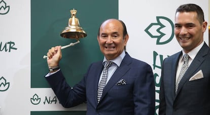 Félix Revuelta, presidente de Naturhouse, y Kilian Revuelta, vicepresidente en el toque de campana que marca la salida a Bolsa