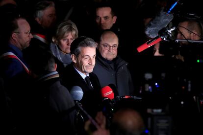 La principal protesta ha tenido lugar en París, organizada por el Partido Socialista (PS) con la participación de al menos una quincena de formaciones políticas y la ausencia de la ultraderechista Agrupación Nacional (RN, por sus siglas en francés), que no fue invitada. El expresidente Nicolas Sarkozy atienda a los medios de comunicación durante la movilización en la Plaza de la República, en París.
