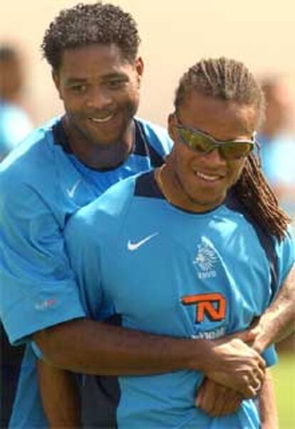 <b>DEBATE:</b> Kluivert abraza a Davids durante los entrenamientos de su selección en el estadio del Algarve.