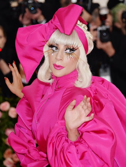 Lady Gaga creo la fundación Born This Way para ayudar a las víctimas de acoso escolar. La cantante fue humillada por su forma de ser durante su etapa estudiantil y ahora quiere que los jóvenes que pasan por la misma situación aprendan a quererse a sí mismos y aceptarse tal como son. Su madre se mostró orgullosa de la artista durante una entrevista con Oprah Winfrey: "Siempre ha sido una provocadora".