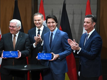 El primer ministro canadiense, Justin Trudeau; junto al CEO del grupo VW, Oliver Blume, y Thomas Schmall, presidente del Consejo de Supervisión de PowerCo.