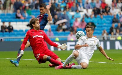 Aitor Fernández, en una acción con Lucas Vázquez en el último Madrid-Levante.