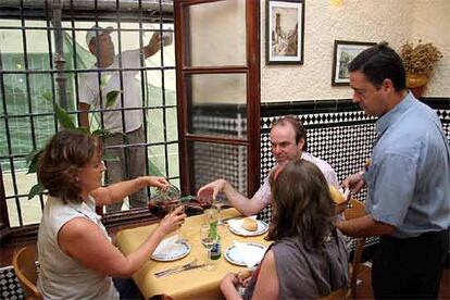 Obras en un restaurante de Málaga para adaptar la zona de fumadores.