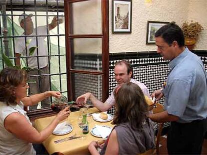 Obras en un restaurante de Málaga para adaptar la zona de fumadores.
