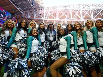 El cantante y empresario Jay Z posa con las animadoras de los Philadelphia Eagles antes del inicio del partido de la Super Bowl, celebrado este domingo 12 de febrero.