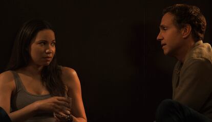 Protagonistas de la serie Smoke de Apple TV+