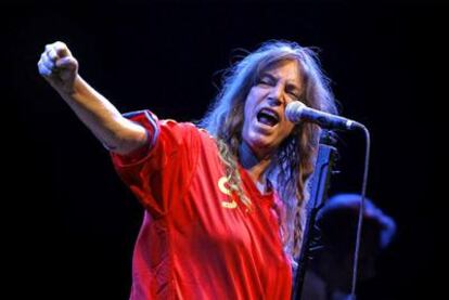 Patti Smith luce la camiseta de la selección de Fernando Torres durante su actuación ayer en el escenario Puerta del Ángel.