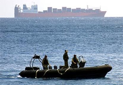 Soldados australianos vigilan el barco noruego 'Tampa'.