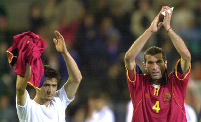 Lizarazu y Zidane, tras vencer a Espa&ntilde;a en la Euro de 2000.