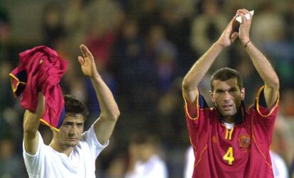Lizarazu y Zidane, tras vencer a España en la Euro de 2000.