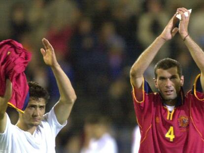 Lizarazu y Zidane, tras vencer a Espa&ntilde;a en la Euro de 2000.