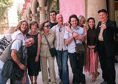 Núria Espert, con gafas, y Robert Lepage, con gorra, en Barcelona, junto al resto de actores de la obra.