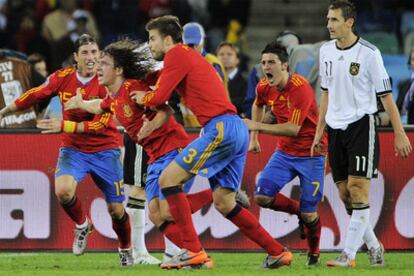Ramos, Piqué y Villa celebran con Puyol su impresionante gol de cabeza en la segunda parte del encuentro.
ress