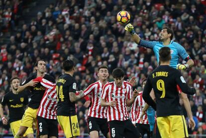 Iraizoz despeja un balón.