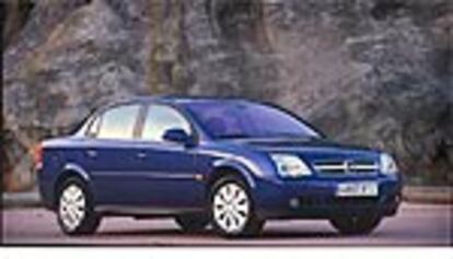 El nuevo Vectra no sorprende por fuera, pero aplica el nuevo frontal de Opel. La parrilla, más elegante, los grandes faros y las llantas de 16 pulgadas aportan una imagen y empaque superiores al modelo anterior.