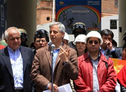 Bolivian Vice President Álvaro García Linera (c), with Economy Minister Luis Arce (r), and Energy Minister Juan José Sosa (l), outside the offices of Electropaz, one of the four expropriated companies.