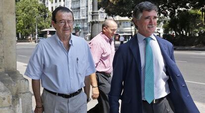 Juan Miguel Bellver, a la izquierda, al llegar con su abogado al tribunal. 