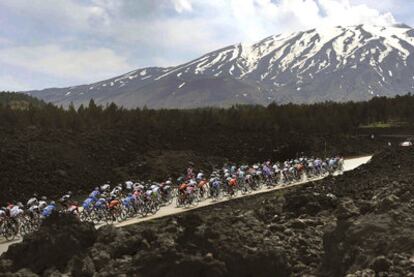 El pelotón, ayer, con el Etna de fondo.