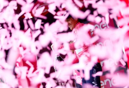 El ciclista ecuatoriano de Movistar Richard Carapaz, con el maillot rosa del líder general, celebra en el podio su victoria en la decimoséptima etapa del 102º Giro de Italia.